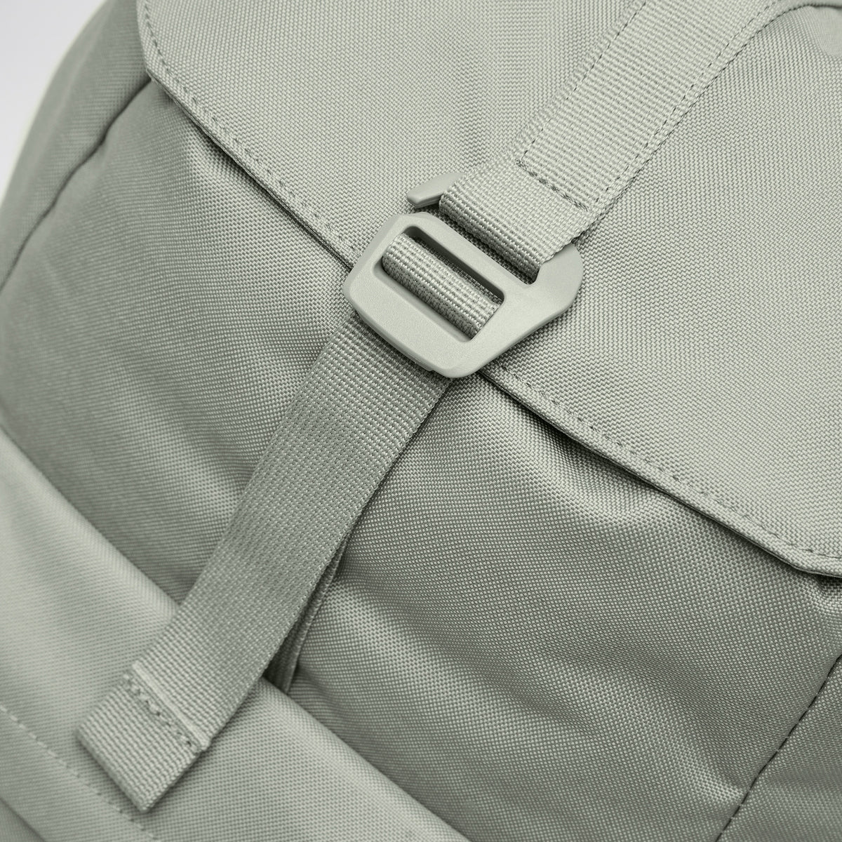 FLAP PACK Rucksack in bass (Salbeigrün) als Detailaufnahme.