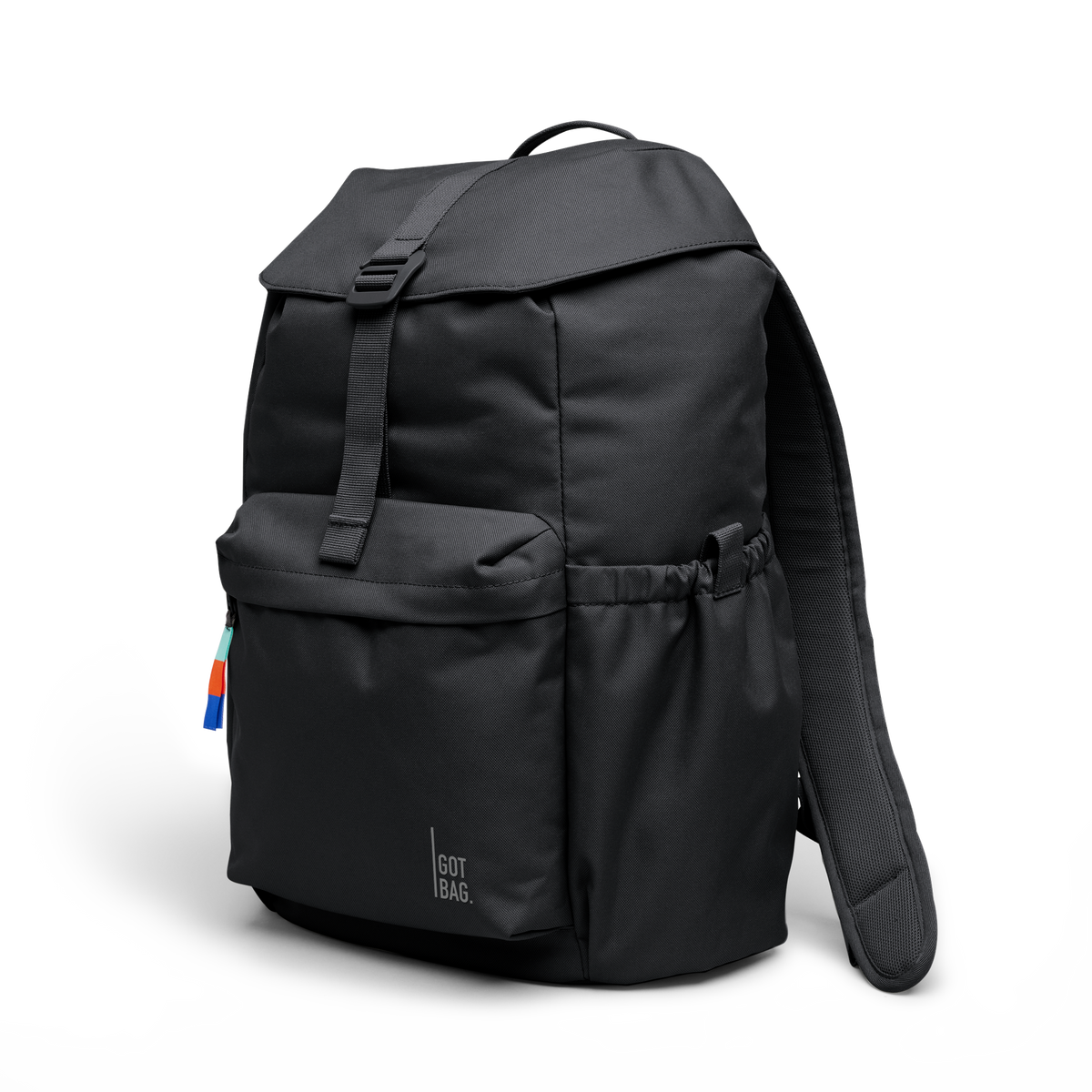 FLAP PACK Rucksack in black (Schwarz) als Studioaufnahme in Schrägansicht.