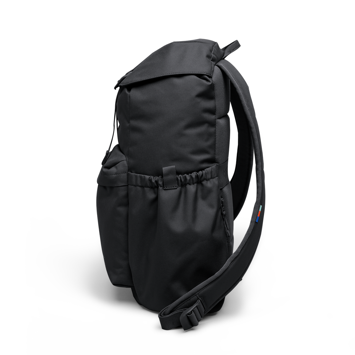 FLAP PACK Rucksack in black (Schwarz) als Seitenansicht.