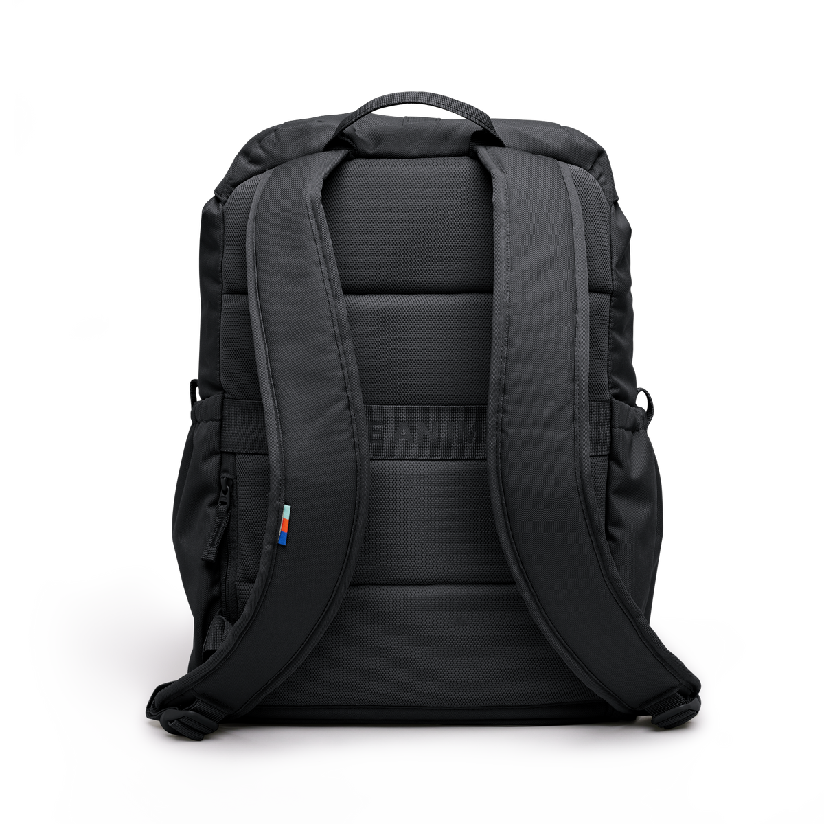 FLAP PACK Rucksack in black (Schwarz) in Rückenansicht.