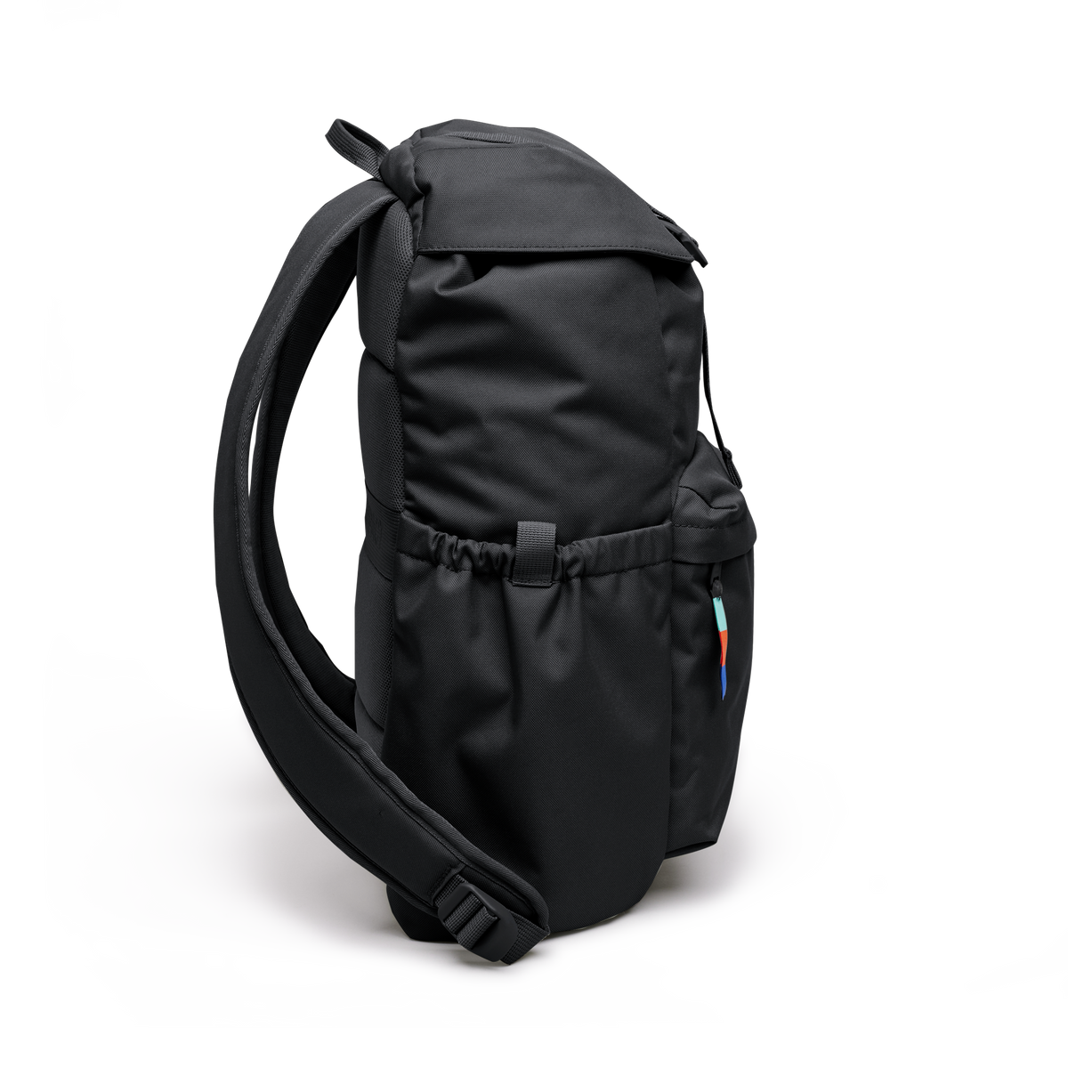 FLAP PACK Rucksack in black (Schwarz) als Seitenansicht.