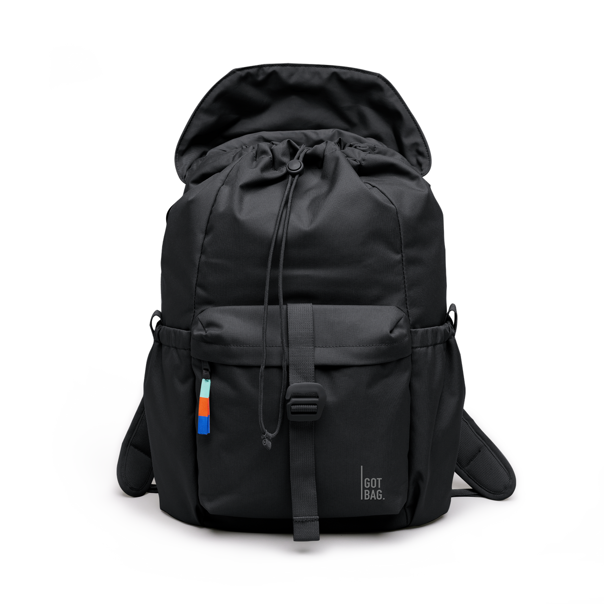 FLAP PACK Rucksack in black (Schwarz) als Studioaufnahme in Frontansicht.