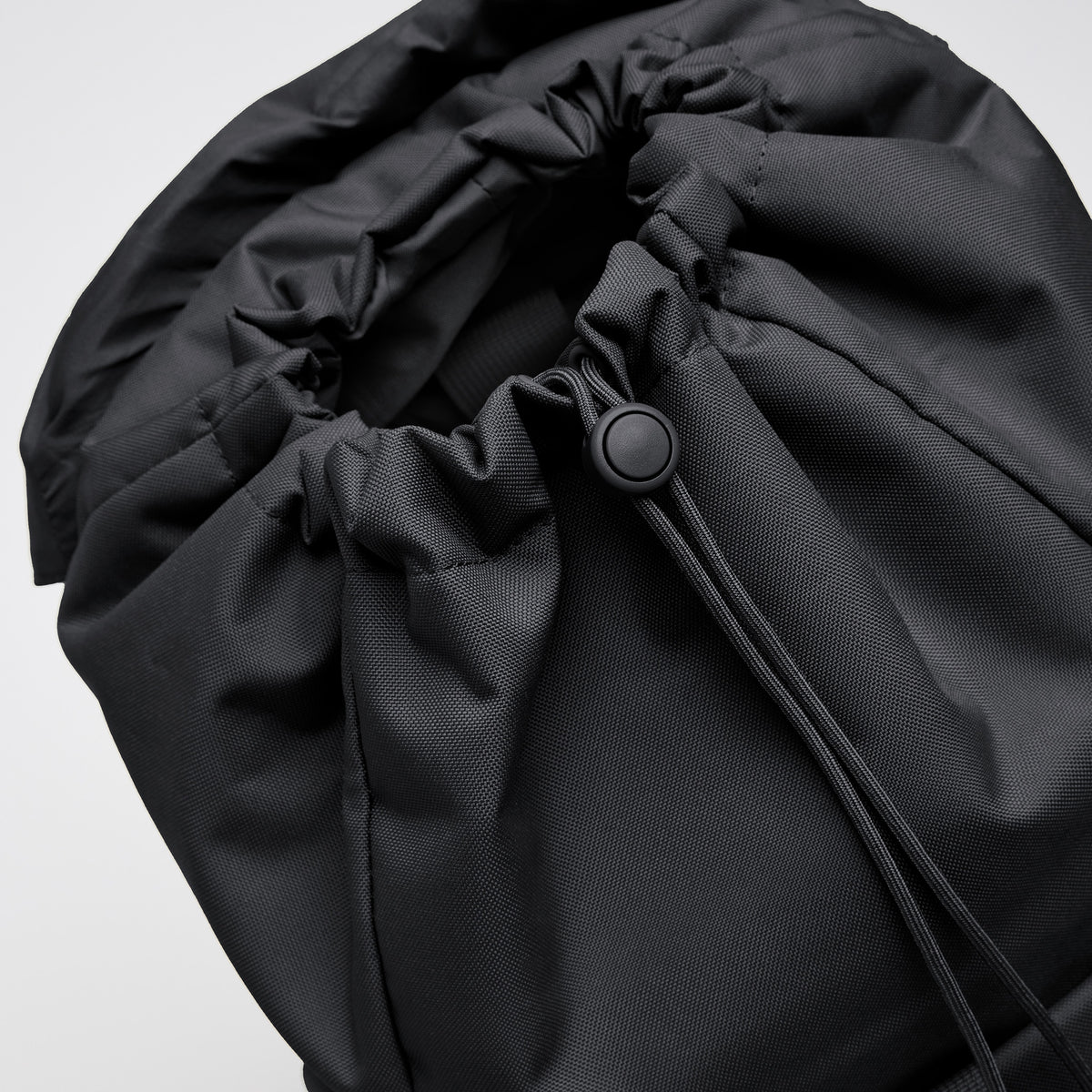 FLAP PACK Rucksack in black (Schwarz) als Detailaufnahme.