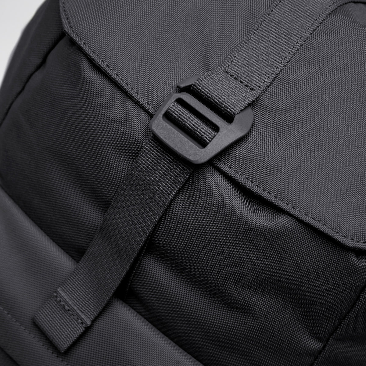 FLAP PACK Rucksack in black (Schwarz) als Detailaufnahme.
