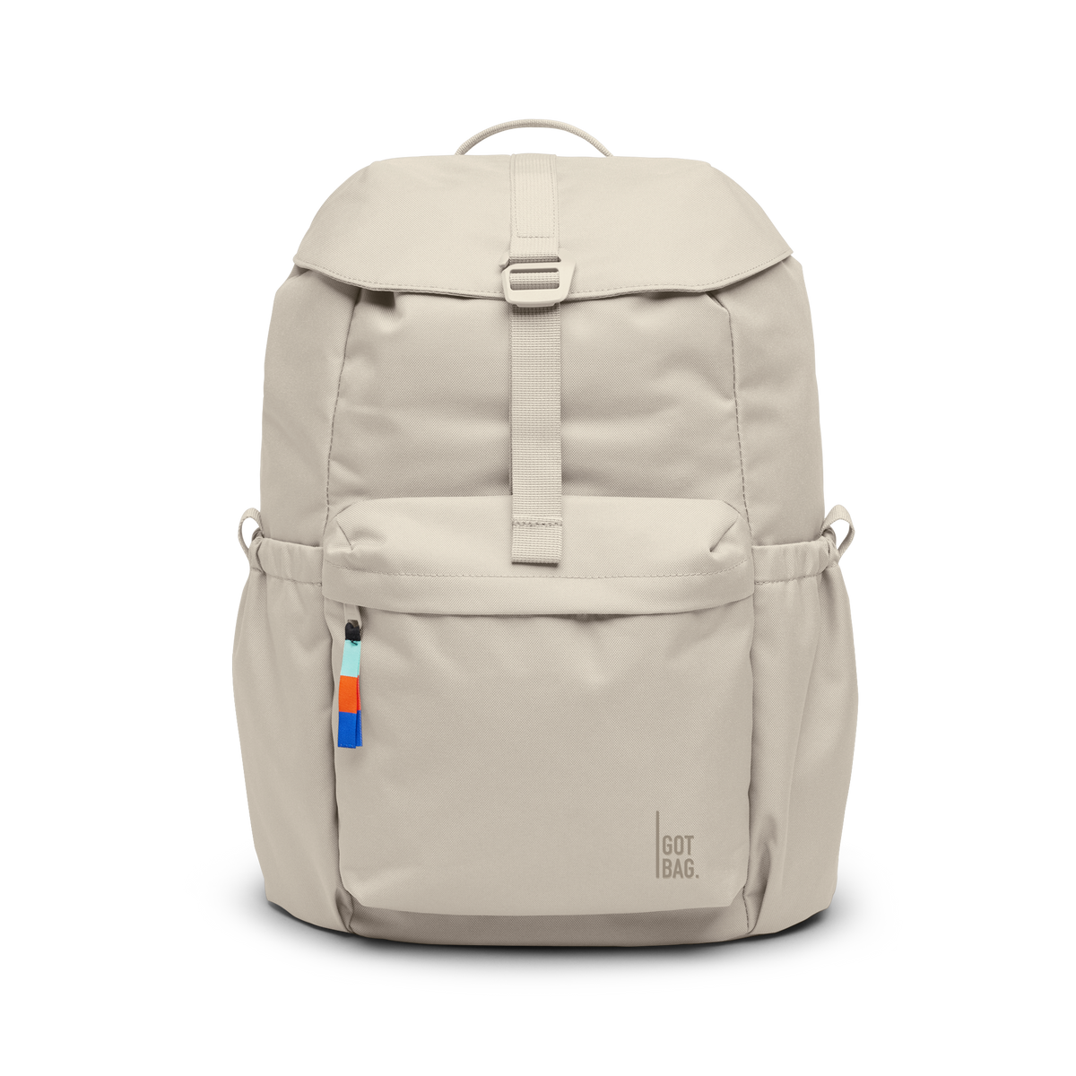 FLAP PACK plecak w kolorze soft shell (ciepła kremowa biel) jako zdjęcie studyjne z przodu.