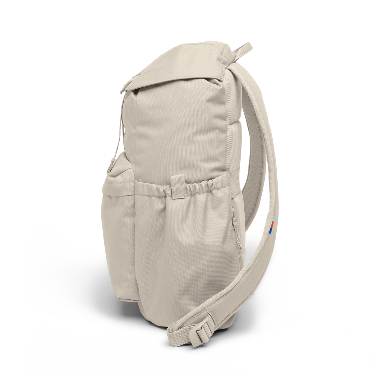 FLAP PACK Rucksack in soft shell (warmes Cremeweiß) in Seitenansicht.
