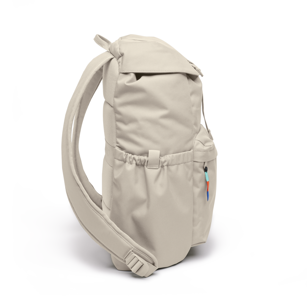 FLAP PACK Rucksack in soft shell (warmes Cremeweiß) in Seitenansicht.