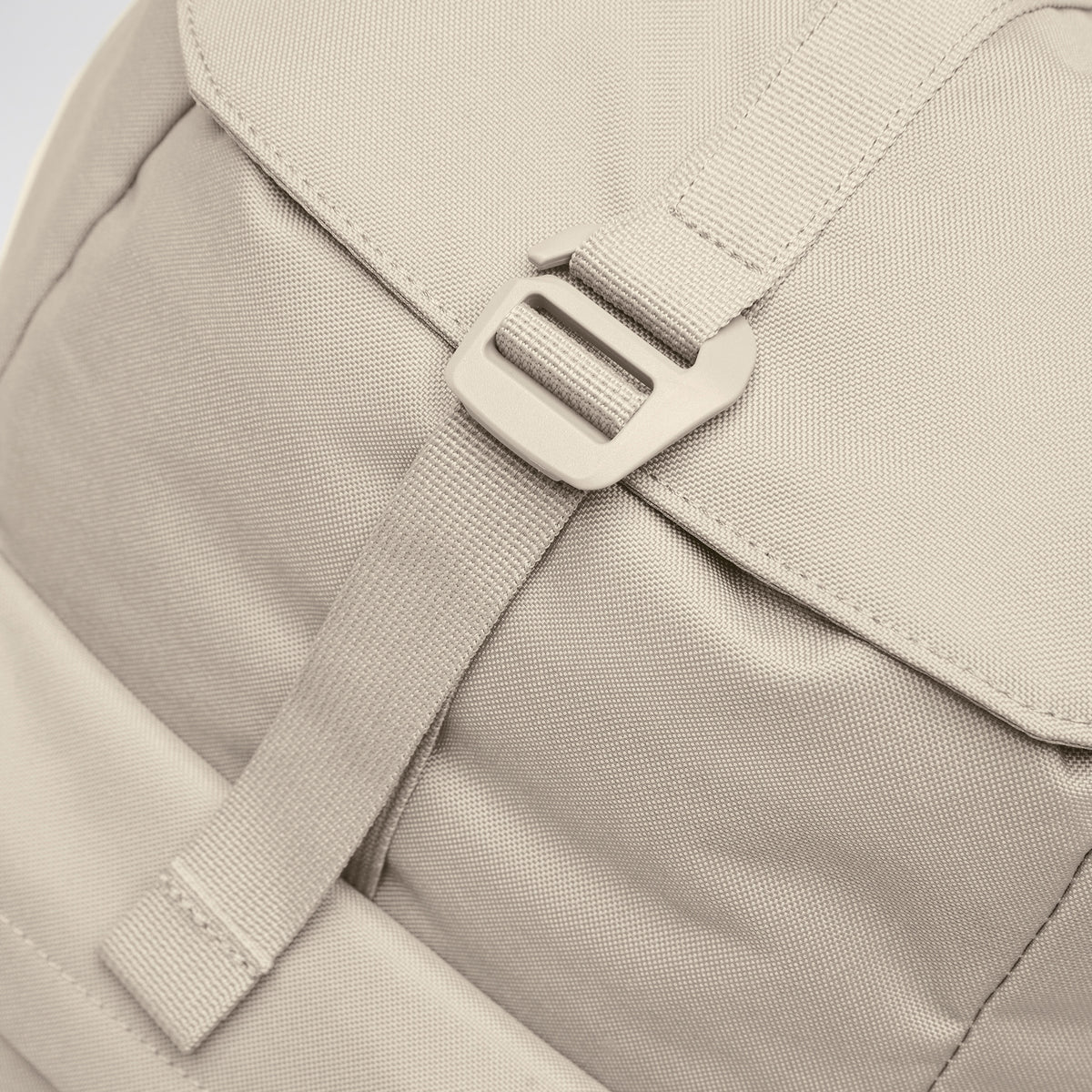 FLAP PACK Rucksack in soft shell (warmes Cremeweiß) als Detailaufnahme.