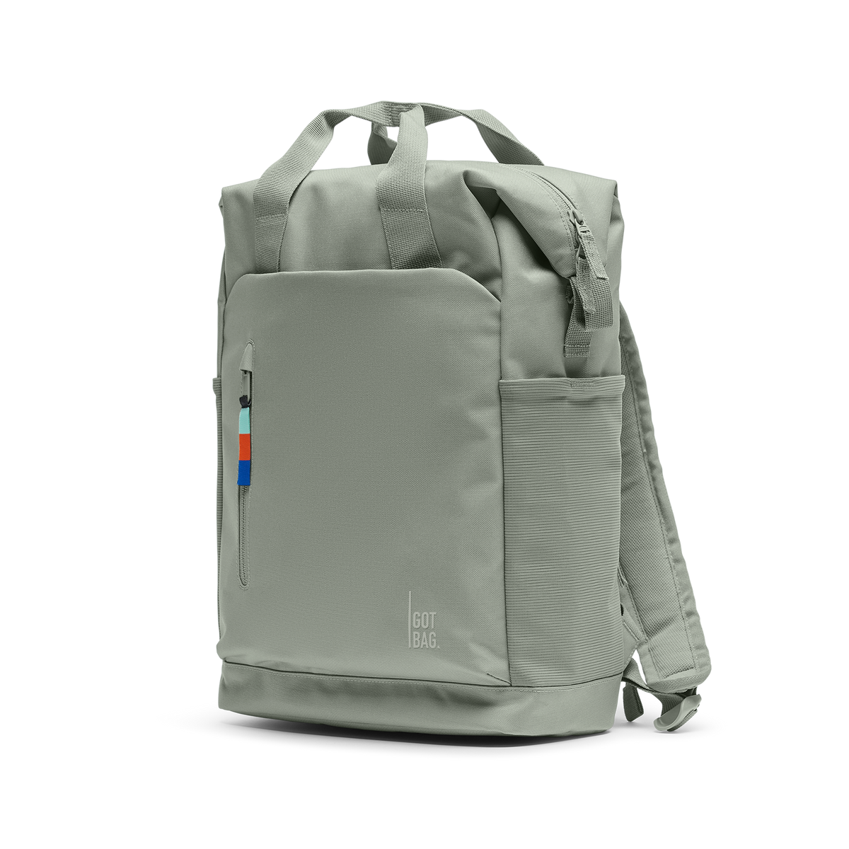 FLOW PACK Rucksack in bass (Salbeigrün) in diagonaler Ansicht.
