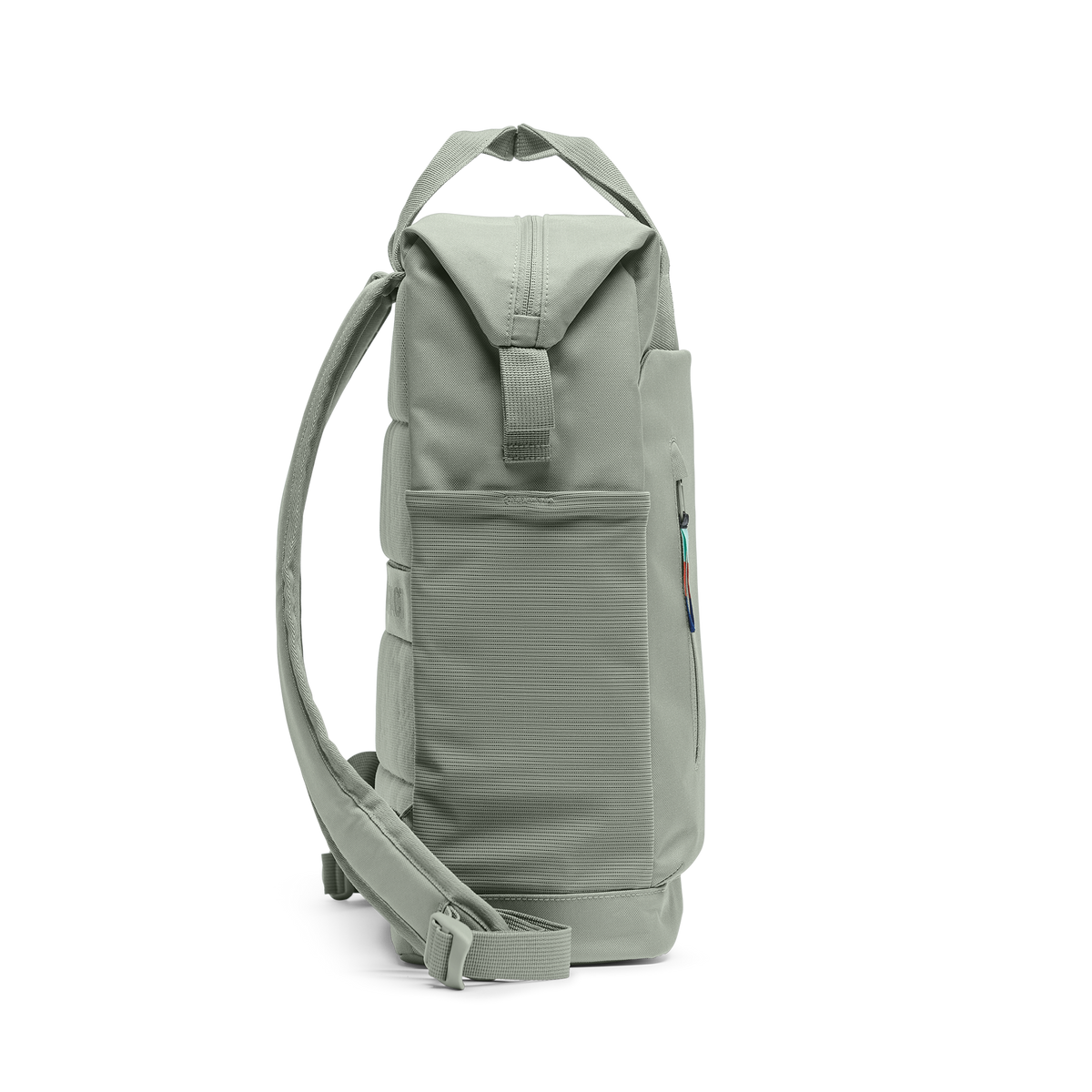 FLOW PACK Rucksack in bass (Salbeigrün) als Studioaufnahme in Seitenansicht.