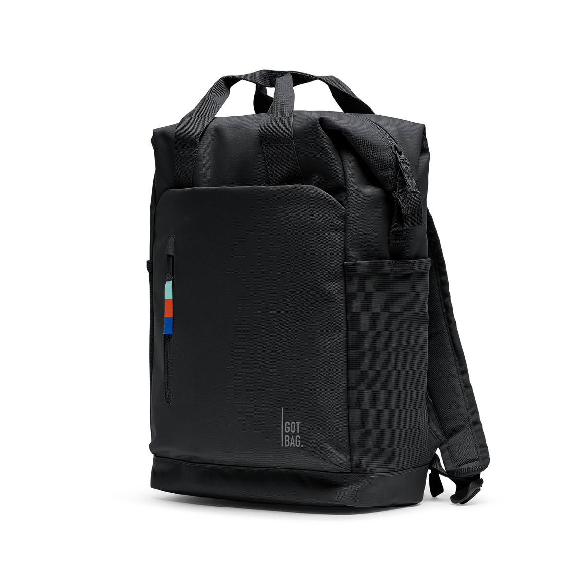 FLOW PACK Rucksack in black (Schwarz) in diagonaler Ansicht.