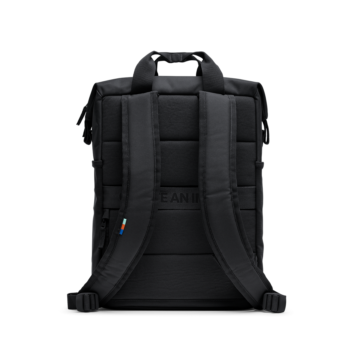FLOW PACK Rucksack in black (Schwarz) als Studioaufnahme in Rückansicht.