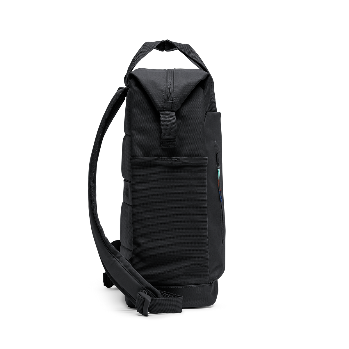 FLOW PACK Rucksack in black (Schwarz) als Seitenansicht.
