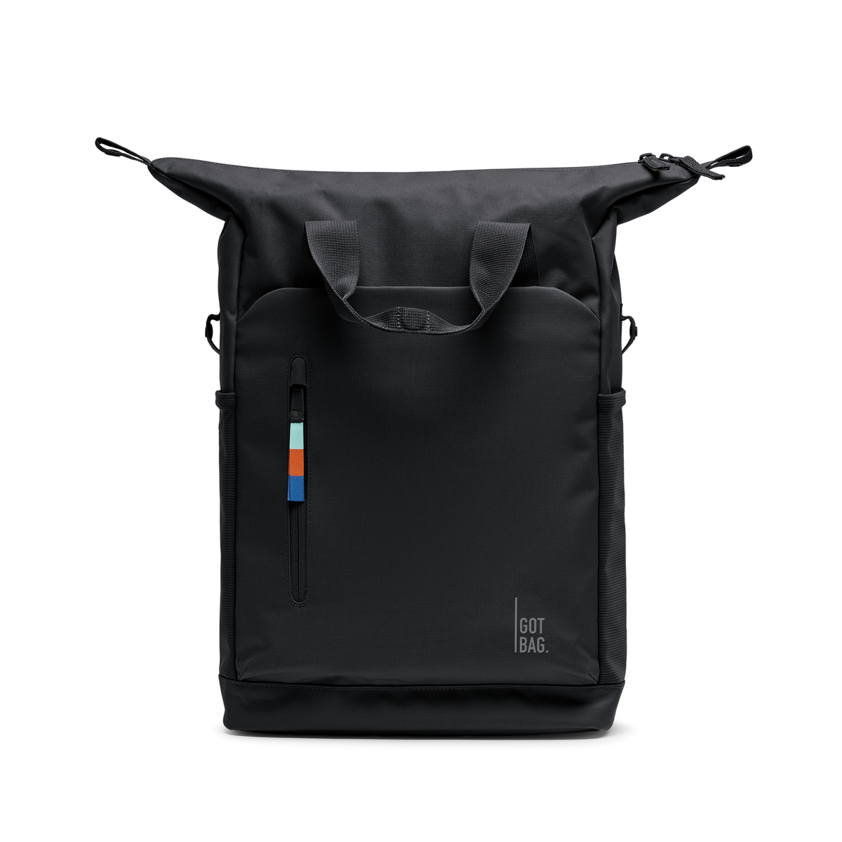 FLOW PACK Rucksack in black (Schwarz) als Studioaufnahme in Frontansicht.
