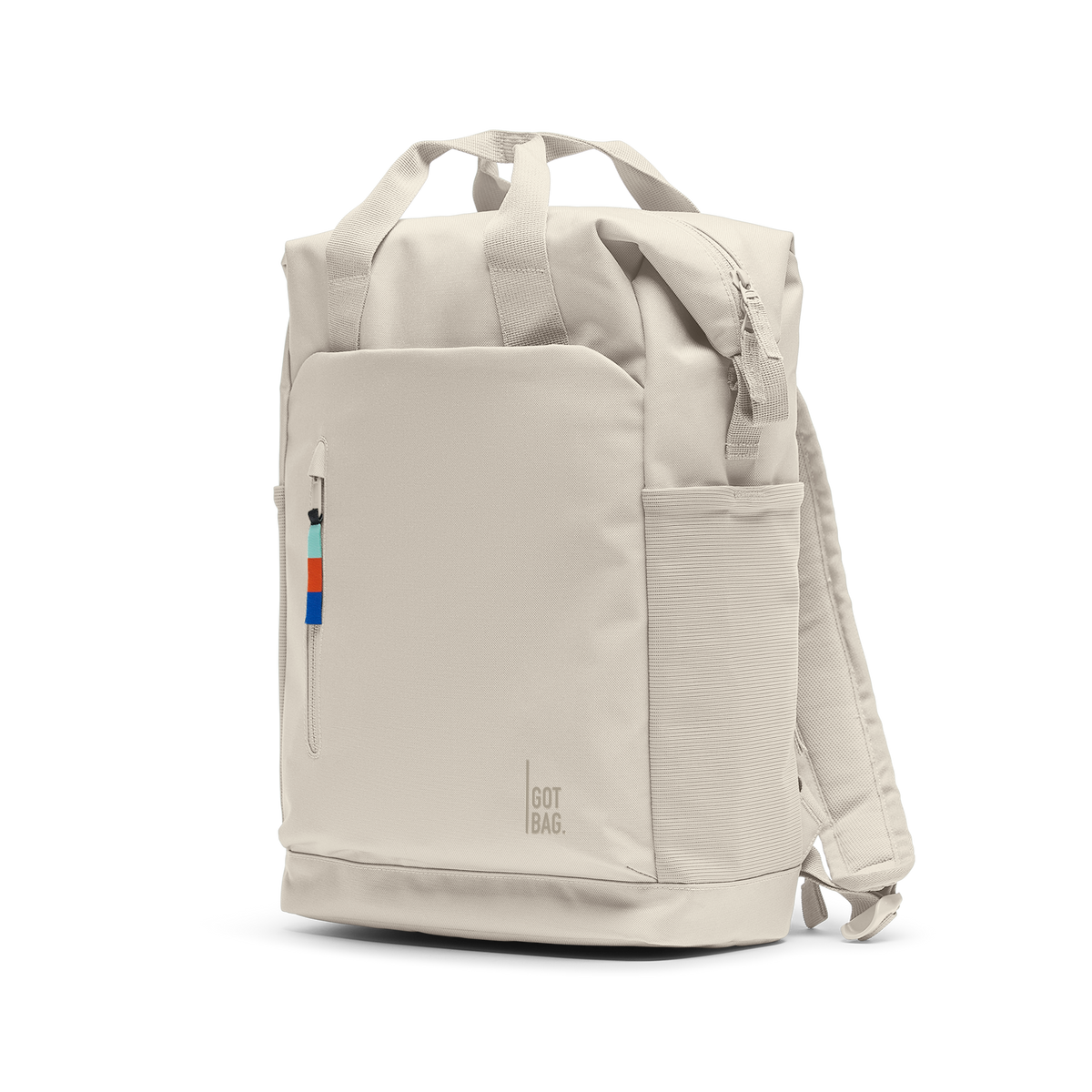 FLOW PACK Rucksack in soft shell (warmes Cremeweiß) in diagonaler Ansicht.
