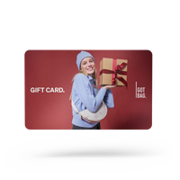 GIFT CARDS accessori che mostrano una donna sorridente con berretto e maglione blu che tiene un regalo.