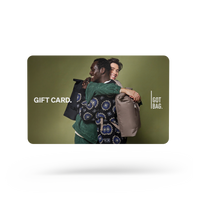 GIFT CARDS accessori con due uomini che si abbracciano e portano zaini sulla schiena.