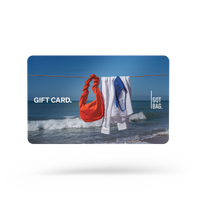 GIFT CARDS accessori come carta regalo con motivo spiaggia: borsa arancione, camicia bianca, bikini blu su filo.