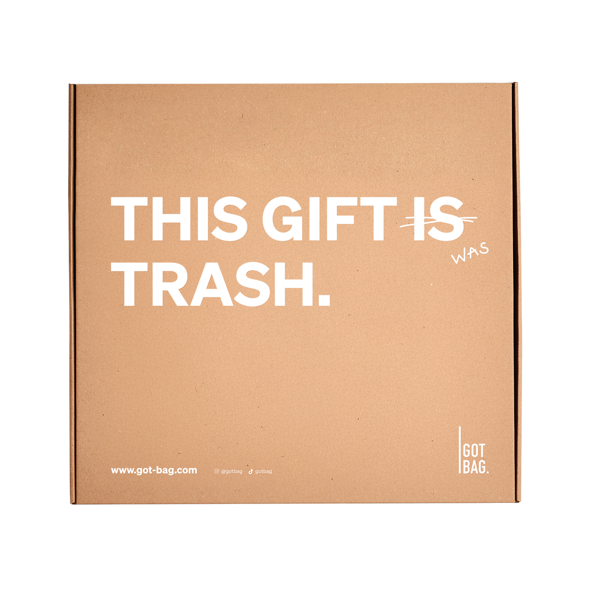 Accessoire: Geschenkverpackung aus Karton mit der Aufschrift THIS GIFT WAS TRASH, Frontansicht.