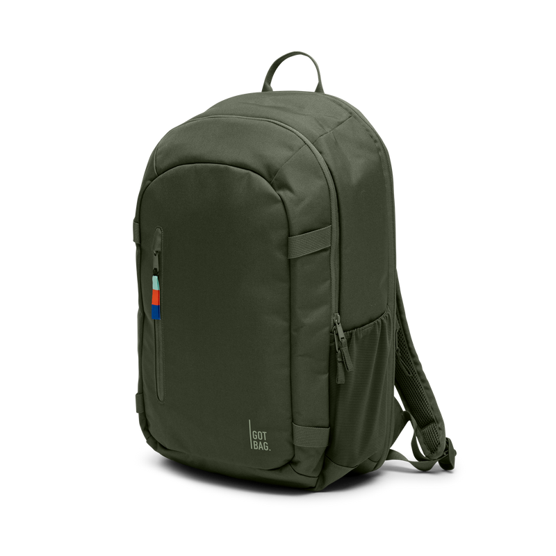 HYBRID PACK Rucksack in algae (Dunkelgrün mit Graustich) in diagonaler Ansicht.