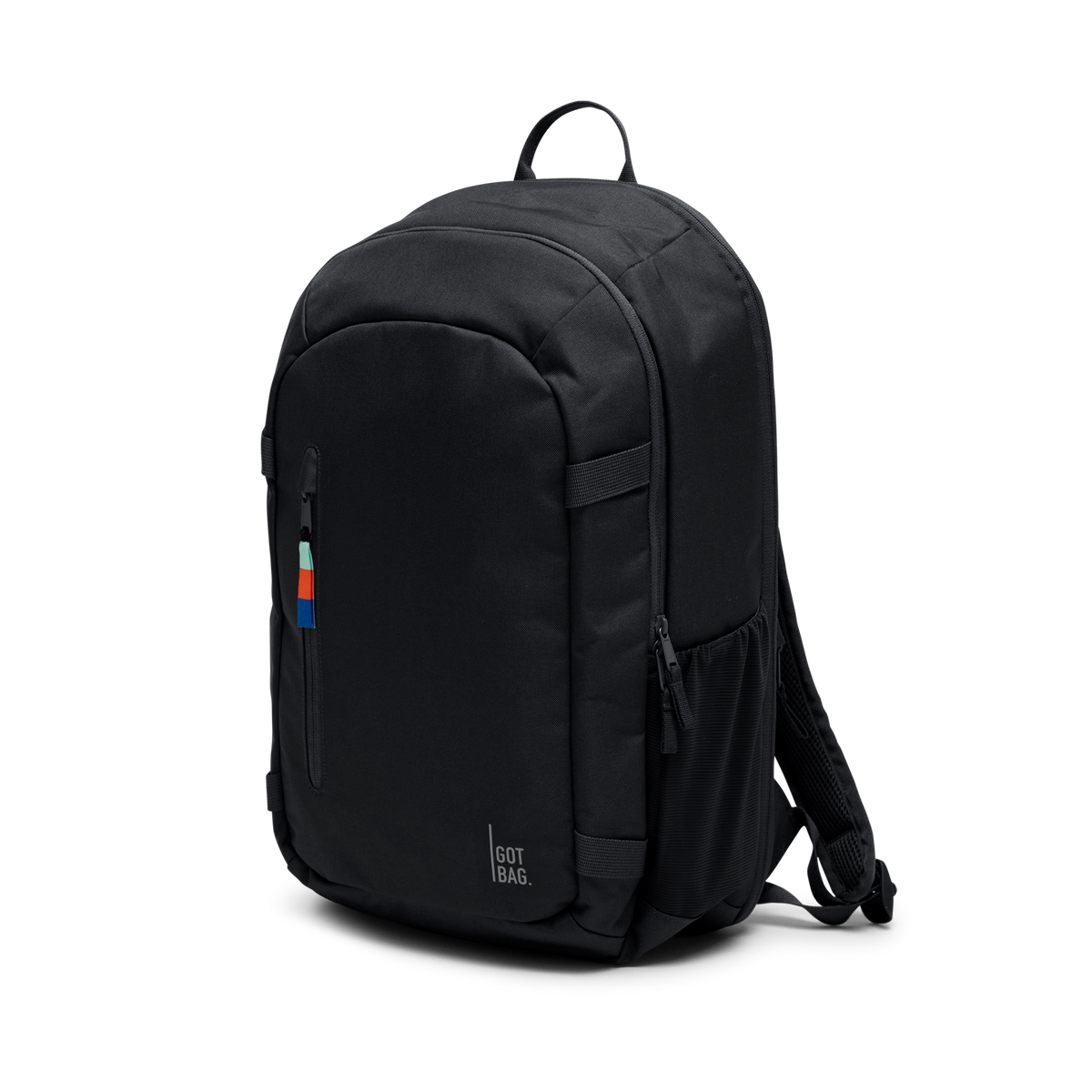 HYBRID PACK Rucksack in black (Schwarz) als Studioaufnahme in diagonaler Ansicht.