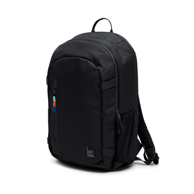 HYBRID PACK Rucksack in black (Schwarz) als Studioaufnahme in diagonaler Ansicht.