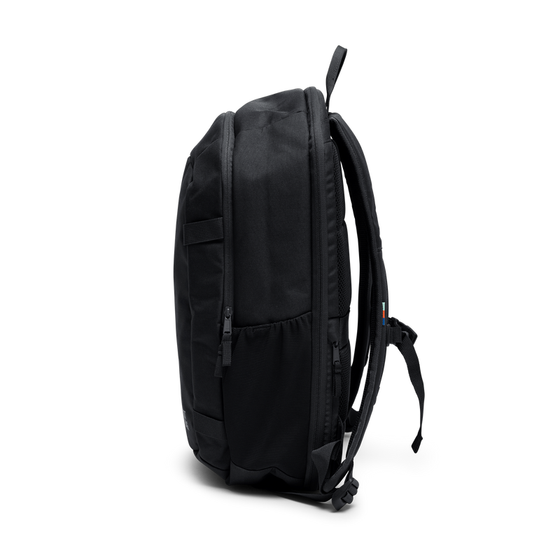 HYBRID PACK Rucksack in black (Schwarz) als Studioaufnahme in Seitenansicht.