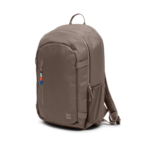 HYBRID PACK Rucksack in oyster (klassisches Taupe-Braun) in diagonaler Ansicht.