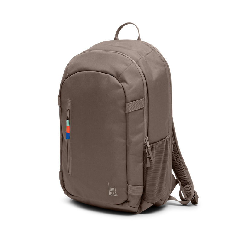 HYBRID PACK Rucksack in oyster (klassisches Taupe-Braun) in diagonaler Ansicht.