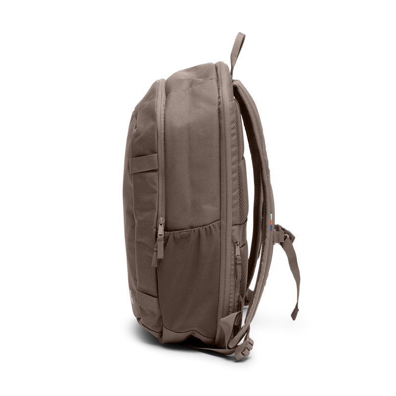 HYBRID PACK Rucksack in oyster (klassisches Taupe-Braun) in Seitenansicht.