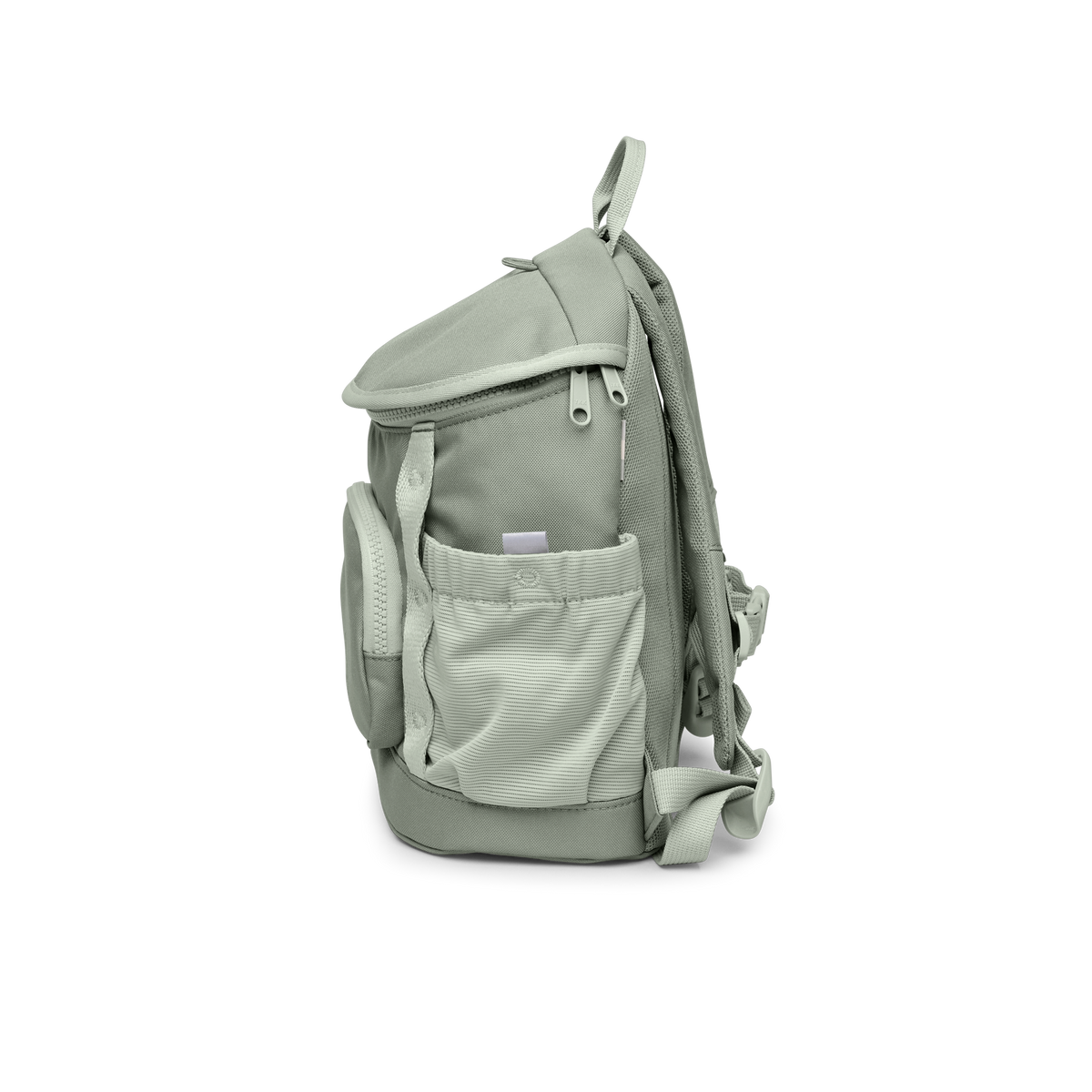 KIDS ADVENTURE DAYPACK Rucksack in bass (Salbeigrün) als Studioaufnahme in Seitenansicht.