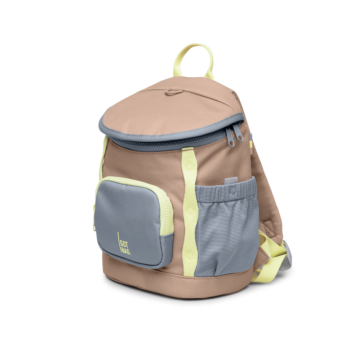 KIDS ADVENTURE DAYPACK Rucksack in sandbar (warmes Beige mit rötlichem Unterton) als Studioaufnahme in diagonaler Ansicht.