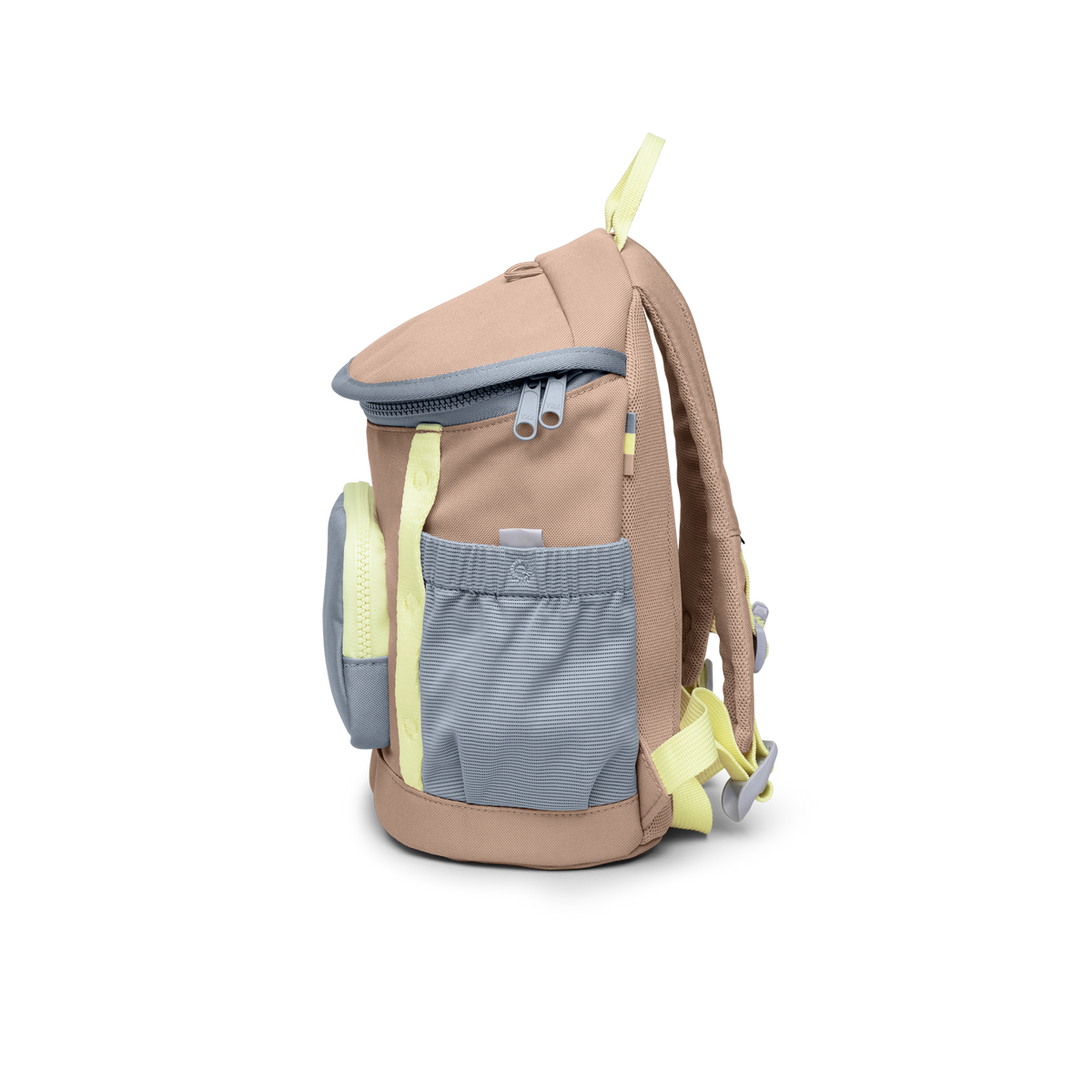 KIDS ADVENTURE DAYPACK Rucksack in sandbar (warmes Beige mit rötlichem Unterton) in Seitenansicht.