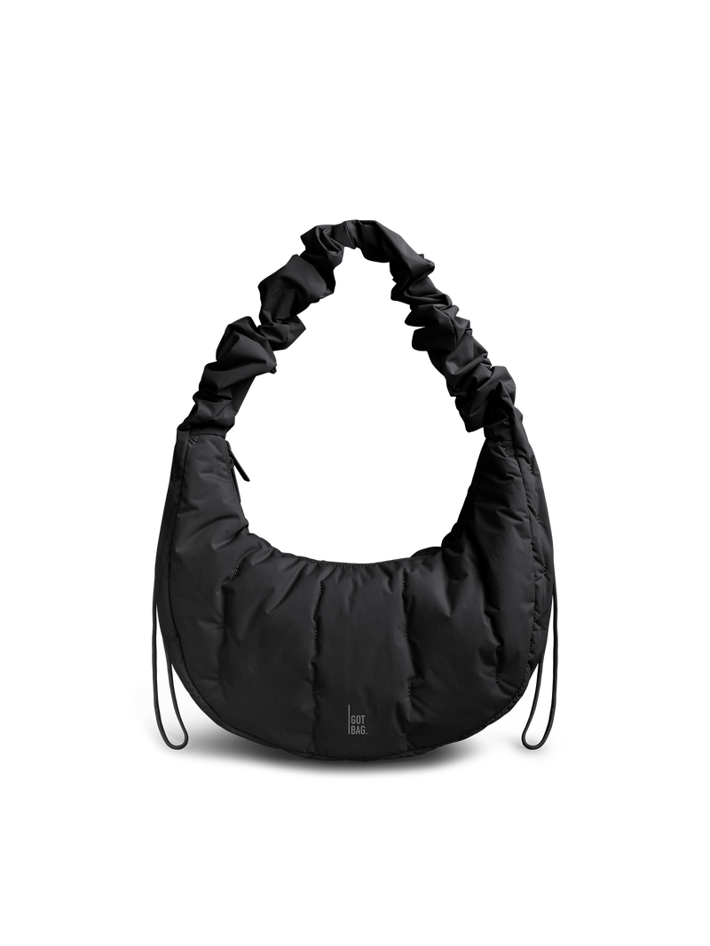 LOOMI RUFFLE BAG Tasche in black (Schwarz) als Studioaufnahme in Frontansicht.