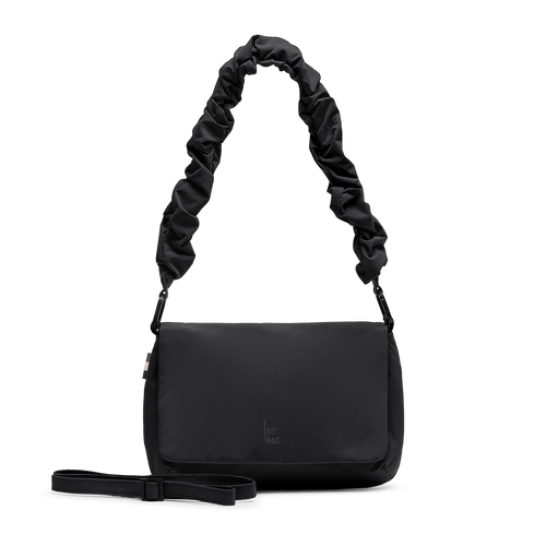 LUCID BAG Tasche in black (Schwarz) als Studioaufnahme in Frontansicht mit separatem Gurt.