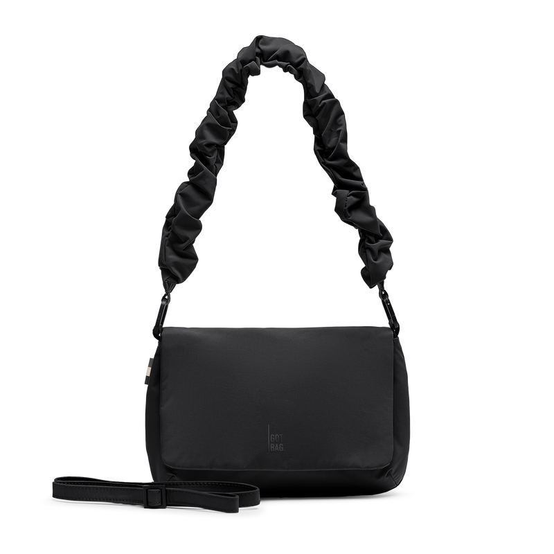 LUCID BAG Tasche in black (Schwarz) als Studioaufnahme in Frontansicht mit separatem Gurt.