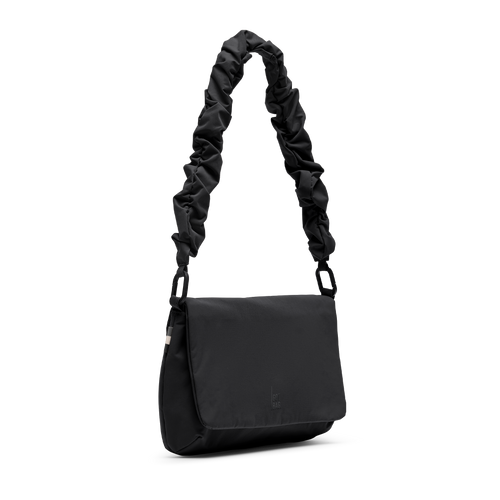 LUCID BAG Tasche in black (Schwarz) als Diagonale Ansicht.