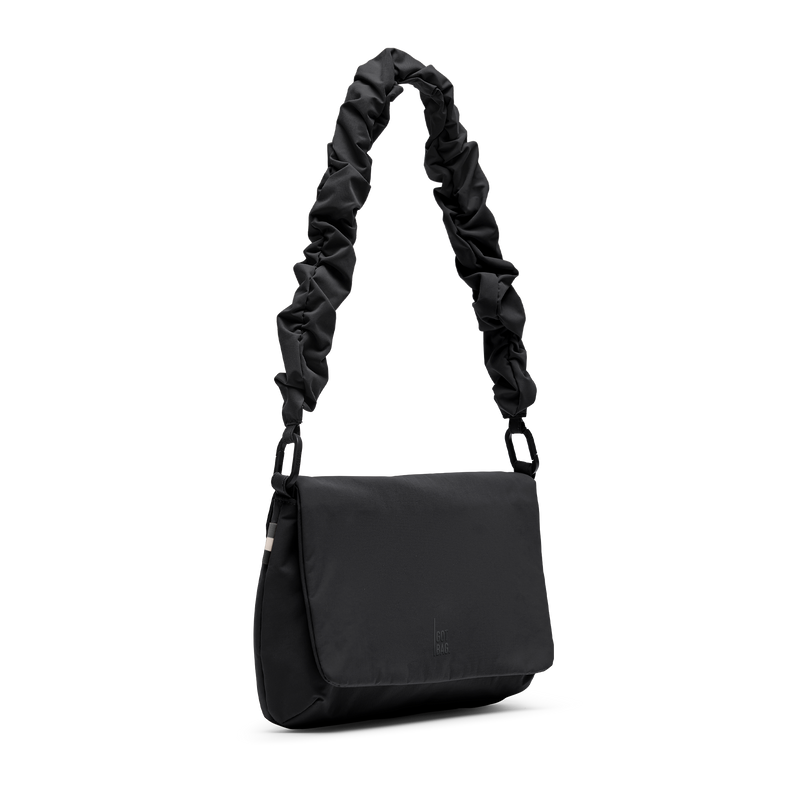 LUCID BAG Tasche in black (Schwarz) als Diagonale Ansicht.