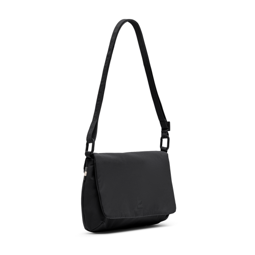 LUCID BAG Tasche in black (Schwarz) als Studioaufnahme in Schrägansicht mit Trageriemen.