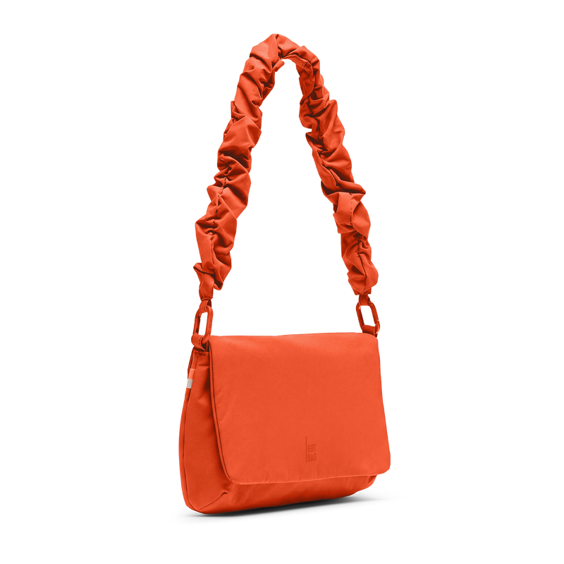 LUCID BAG Tasche in hot coral (knalliges Orange) als diagonale Ansicht.