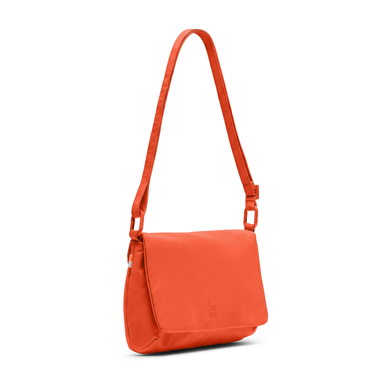 LUCID BAG Tasche in hot coral (knalliges Orange) in Diagonale Ansicht.