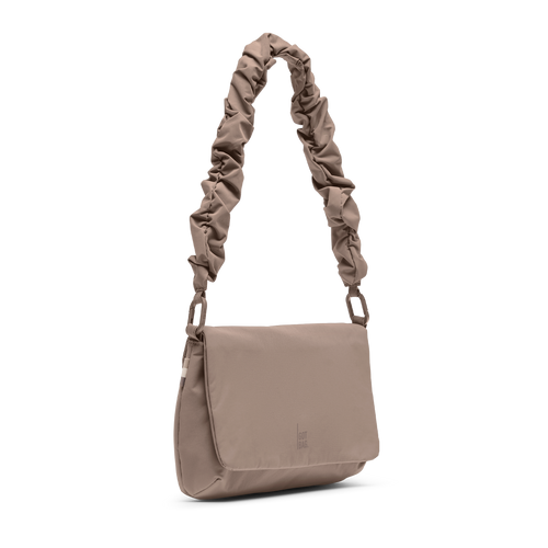LUCID BAG Tasche in oyster (klassisches Taupe-Braun) als Studioaufnahme in diagonaler Ansicht.