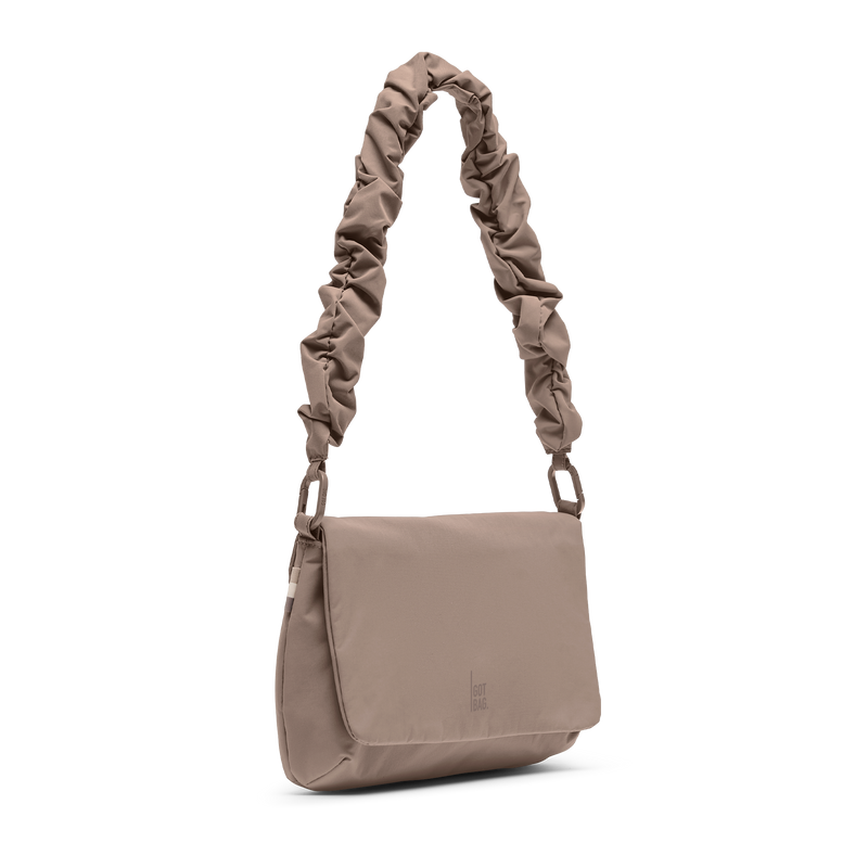 LUCID BAG Tasche in oyster (klassisches Taupe-Braun) als Studioaufnahme in diagonaler Ansicht.