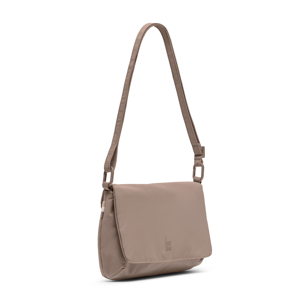 LUCID BAG Tasche in oyster (klassisches Taupe-Braun) in diagonaler Ansicht.