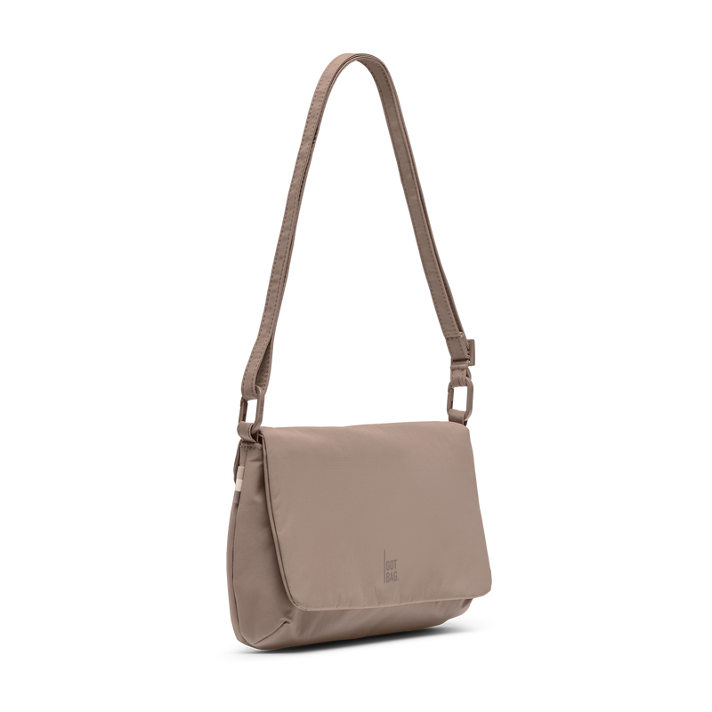 LUCID BAG Tasche in oyster (klassisches Taupe-Braun) in diagonaler Ansicht.