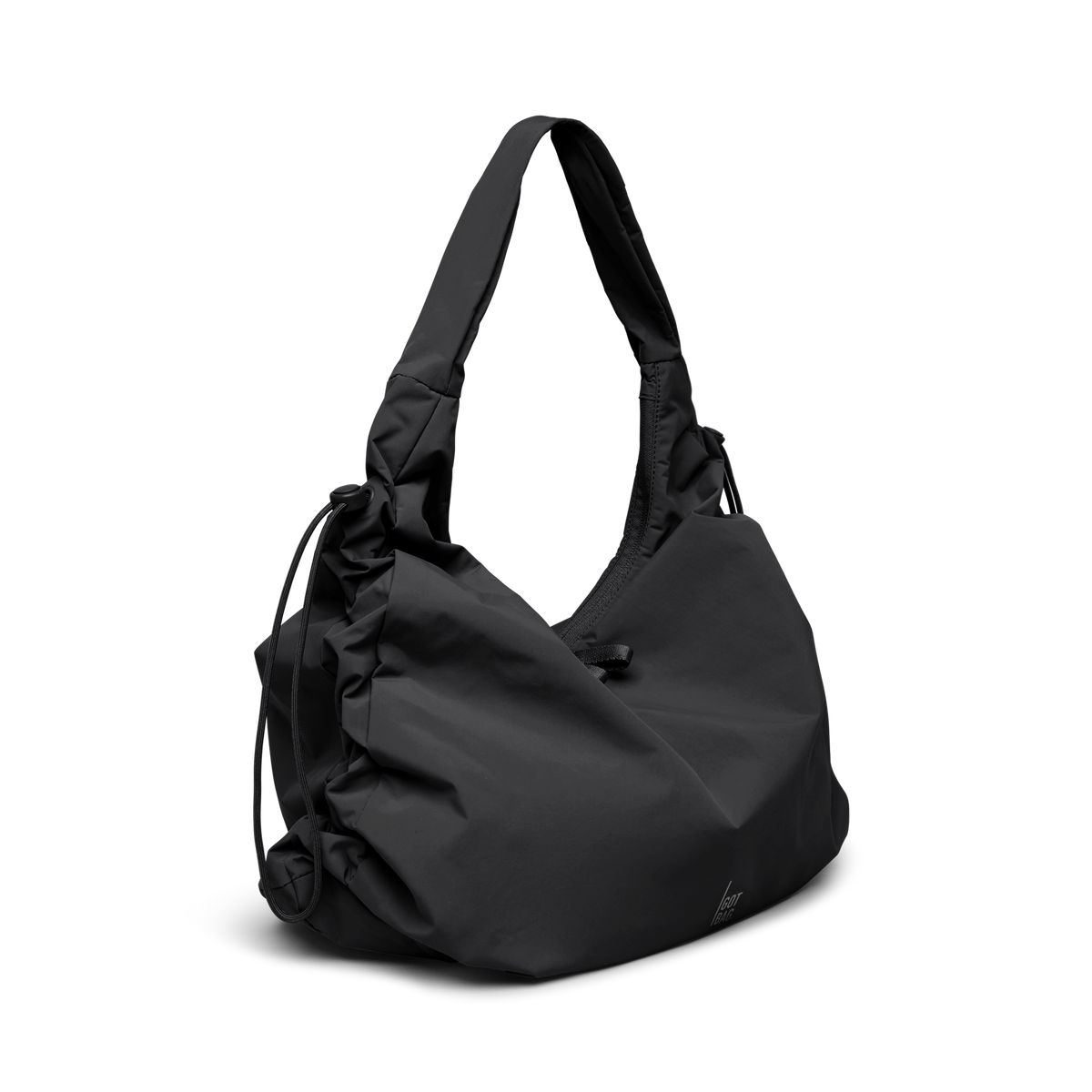 MELLOW BAG Tasche in black (Schwarz), diagonal von vorne mit Schatten.