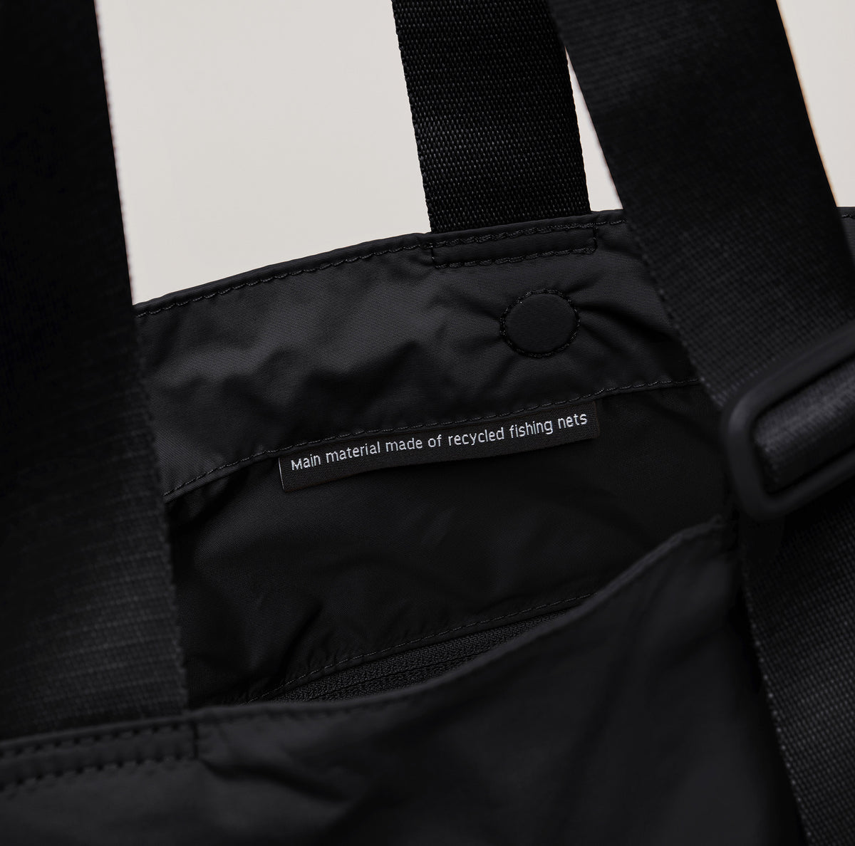 MELLOW TOTE BAG Tasche in black (Schwarz) als Detailaufnahme der Innenseite mit Textil-Label.