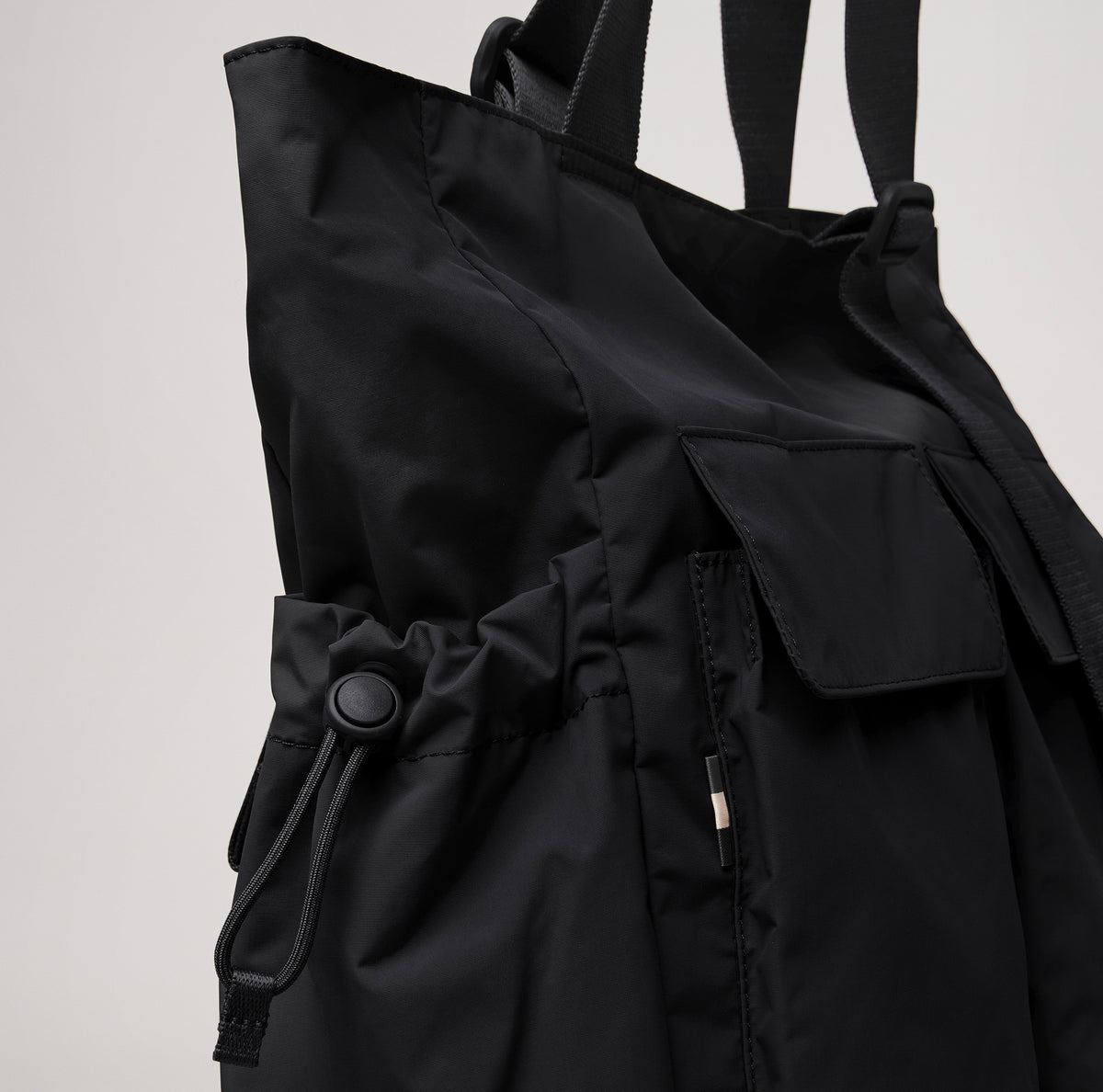 MELLOW TOTE BAG Tasche in black (Schwarz) als Detailaufnahme.