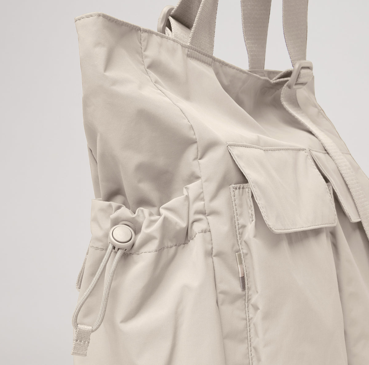 MELLOW TOTE BAG Tasche in soft shell (warmes Cremeweiß), Detailaufnahme.