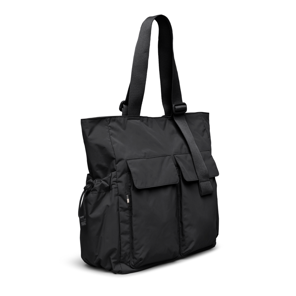 MELLOW TOTE BAG Tasche in black (Schwarz) in diagonaler Ansicht.